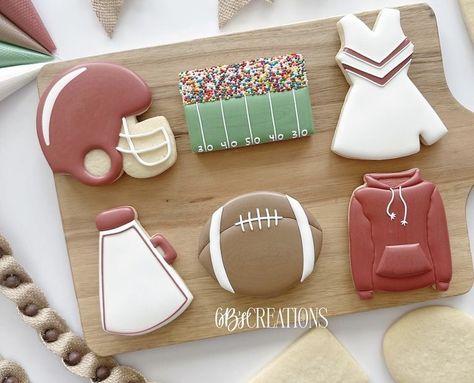 Cheerleader Royal Icing Cookies, Helmet Cookies Decorated, Homecoming Cookies, Football Sugar Cookies, Royal Cookies, Sports Cookies, Sports Cakes, Dessert Inspiration, Football Cookies