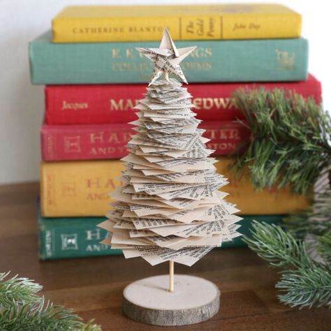 Book page Christmas tree craft. Paperback Christmas Tree, Book Pages Tree, Vintage Book Crafts, Book Tree Diy, Book Tablescape, Book Page Crafts Diy, Book Christmas Tree Diy, Christmas Book Crafts, Book Pages Christmas Tree