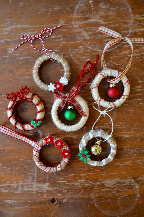 Mini Christmas Wreaths, Mini Wreaths, Mini Ornaments, Christmas Ornaments Homemade, Mini Christmas, Christmas Ornament Crafts, Ornament Crafts, Christmas Wreaths Diy, Xmas Ornaments