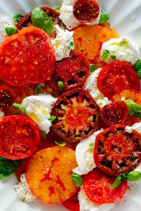 This beautiful Caprese salad tastes as great as it looks! It's an easy statement salad for parties or regular weeknights. #capresesalad #summersalad #tomatorecipe Ensalada Caprese, Cookie And Kate, Caprese Salad Recipe, Tomato Recipes, What To Cook, Summer Salads, Caprese Salad, Summer Recipes, Good Eats