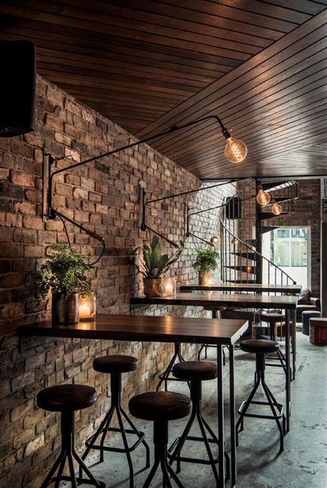 Mesas altas a pared con taburetes. Plantas, velas y lámparas. Donny's Bar by Luchetti Krelle - www.homeworlddesign.com (15) New Yorker Loft, Tables Decorations, Decoration Restaurant, New York Loft, A Brick Wall, Interior Vintage, Coffee Shops Interior, Modern Restaurant, Bar Interior