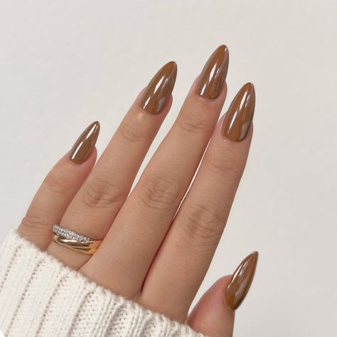 107 Cappuccino - Bring warmth and coziness into the fall by wearing this must-have shade of medium brown with yellow undertone. Even better, top Cappuccino with Magic White Chrome for a perfectly maple glazed donut look! This Charme Gel is part of the Cozy Fall Collection and Second Collection. Charme Gel Polish is a 3-step gel system that offers a highly pigmented, long lasting formula. It is gentle on natural nails with quick and easy soak off removal. Highly pigmented gel polish for smooth ap Cinnamon Glaze Nails, Yellow Glazed Donut Nails, Maple Glazed Nails, Latte Chrome Nails, Chrome Tan Nails, Coffee Chrome Nails, Yellow Brown Nails, Caramel Chrome Nails, Green Glazed Donut Nails