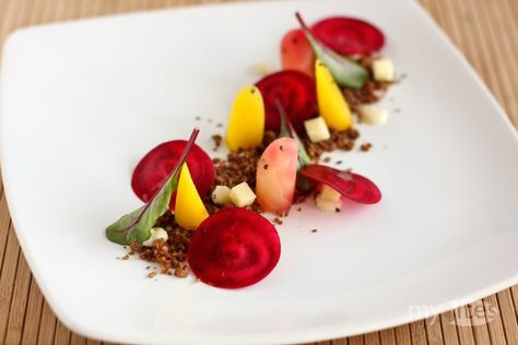 colorful beetroot salad on pumpernickel crumbs Beetroot Fine Dining, Fine Dining Vegetarian, Beet Plant, Vegetarian Starters, Fast Growing Vegetables, Golden Beets, Sugar Beet, Beetroot Salad, Red Beets