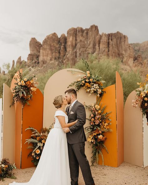 Fall wedding inspo for couples planning their Arizona desert wedding 🫶🏻 Planner: @cedarandsagewed Photog: @taylorraephotofilm #arizonawedding #azflorist #arizonaflorist #arizonaweddingphotographer #arizonaweddingplanner #azweddingphotographer #azweddingplanner #scottsdaleflorist #scottsdaleweddingplanner Arizona wedding florist creating artful upscale floral designs. Scottsdale floral designer for events and wedding. Fall Desert Wedding, Desert Wedding Ideas, Arizona Desert Wedding, Fall Deserts, Winter Deserts, Luxury Florists, Arizona Desert, Wedding Scene, Breathtaking Wedding