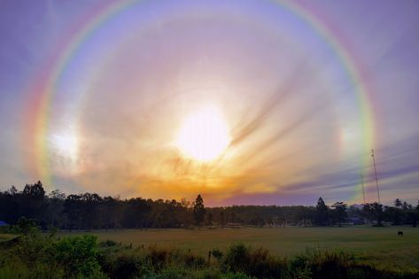 solar halo or Sun halo and Rainbow in the morning after a heavy storm via @AOL_Lifestyle Read more: https://www.aol.co.uk/living/2019/04/23/stunning-solar-phenomenon-called-sundogs-light-up-the-sky/#slide=7565854#fullscreen?a_dgi=aolshare_pinterest Sun Halo Aesthetic, Sundogs Halo, Sun Halo, Christian Canvas Paintings, Circle Rainbow, Rainbow Photography, Sun Dogs, In The Beginning God, Wild Weather