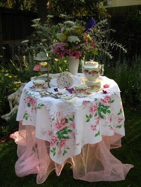 . Vintage Tea Parties, Estilo Shabby Chic, Asian Home Decor, European Home Decor, Vintage Tea Party, Afternoon Tea Parties, Tea Party Garden, English Tea, Tea Garden