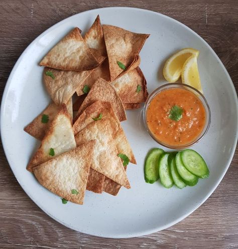 Air fried homemade nachos with salsa. Perfect for ramdan food. Salty and crunchy, witha healthy twist. PErfect for a brunch, snack, or as an appetizier. Elevate it with a nice plating style Mexican Nachos, Homemade Nachos, Lime Wedge, Nachos, Tacos, Wedges, Plating, Twist, Snacks