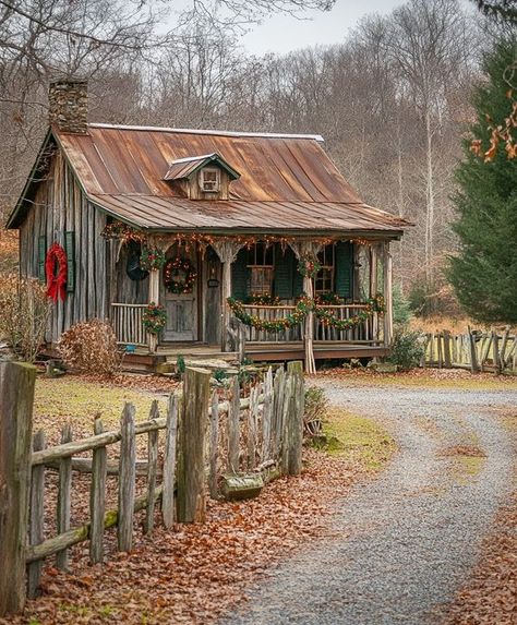 Western Log Cabin, Log Cabin Cottage, Backyard Cabin, Bungalow Cottage, Old Cabins, Old Cabin, Old Time Christmas, Forest Cottage, Cute Little Houses