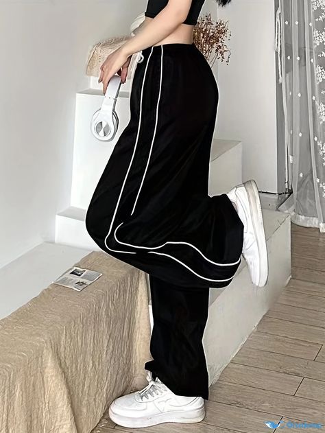 Wide Leg Womens Pants, Cool Baggy Pants, My Dream Clothes, Pants Styles For Women, Cool Pants Women, Baddie Pants, Baggy Pants For Women, Aesthetic Pants, Pants Aesthetic