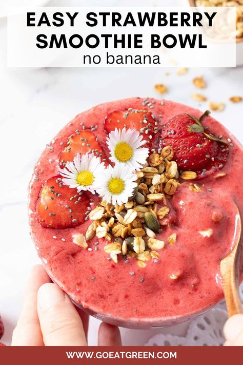 Thick strawberry smoothie bowl without banana topped with crunchy granola and fresh strawberries decorated with flowers Low Fat Breakfast, Strawberry Smoothie Bowl, Summer Breakfast, Strawberry Banana Smoothie, Clean Eating Breakfast, Cold Desserts, Easy Smoothie Recipes, Brunch Dishes, Strawberry Smoothie