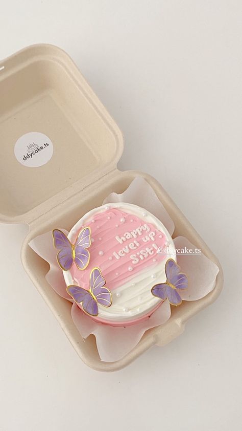 Tulip Bento Cake, Korean Bento Cake Design Birthday, Kue Korean Cake, Kue Ultah Mini Aesthetic, Pink Bento Cake Design, Model Kue Ultah Aesthetic, Kue Bento Cake Aesthetic, Cake Bento Design, Bento Cake Simple