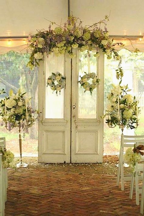 Wedding Doors, Rustic Wedding Decorations, Wedding Ceremony Ideas, Decoration Shabby, Wedding Ceremony Photos, Wedding Ceremony Backdrop, Vintage Doors, Ceremony Backdrop, Old Doors