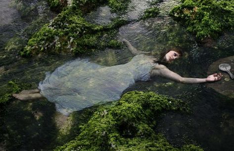 Forest Girl Aesthetic, Girl Aesthetic Dark, Earthy Girl, Ideas For Photography, Forest Nymph, Lake Girl, Water Nymphs, Forest Girl, Fantasy Photography