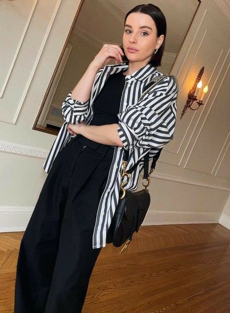 Striped Shirt Outfit Grunge, Black Striped Shirt Outfit, Outfit Formal Mujer, Black And White Striped Pants, Outfits With Striped Shirts, Oversized Shirt Outfit, Vertical Striped Shirt, Oversized Striped Shirt, Black Pants Outfit