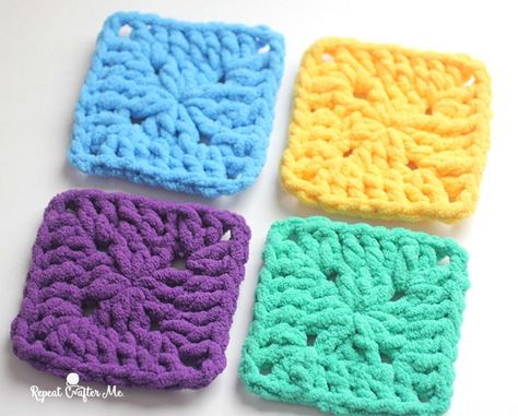 Bright and Bulky Crochet Granny Squares | These granny squares are super quick to work up - they only take two rounds! Bulky Yarn Crochet, Granny Square Häkelanleitung, Crocheted Squares, Crochet Pillow Patterns Free, Sunburst Granny Square, Repeat Crafter Me, Crochet Pillow Pattern, Bernat Blanket Yarn, Crochet Granny Square Blanket