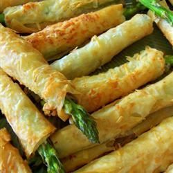 Phyllo-Wrapped Asparagus Phyllo Appetizers, Crispy Asparagus, Asparagus Appetizer, Asparagus Wraps, Pasta Fillo, Sweet Smoothies, Apple Crisp Recipes, Asiago, Asparagus Recipe