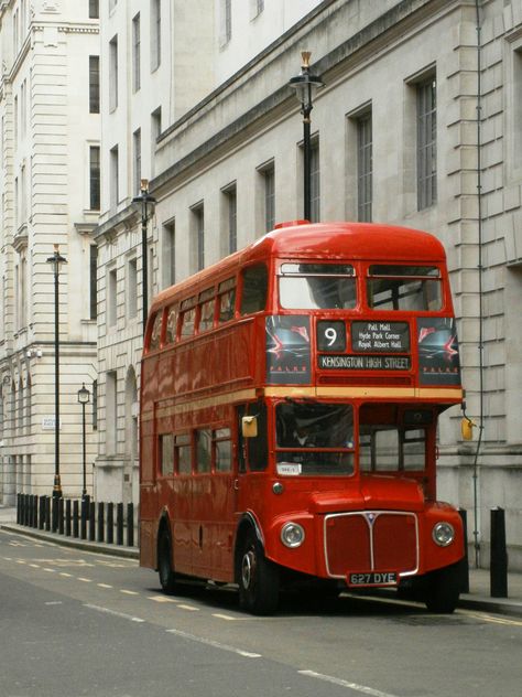 London red old Routemaster bus no 9 to Kensington High Street London Bus Aesthetic, London Moodboard, Summer In England, London Red Bus, Routemaster Bus, The Big 4, English Pub, More Than Friends, Vintage England