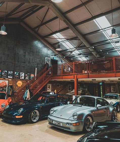 Home Workshop Studio, Auto Shop Ideas, Multi Car Garage, Aesthetic Garage, Honda Garage, Jdm Garage, Auto Mechanic Shop, Garage Aesthetic, Garage Gifts