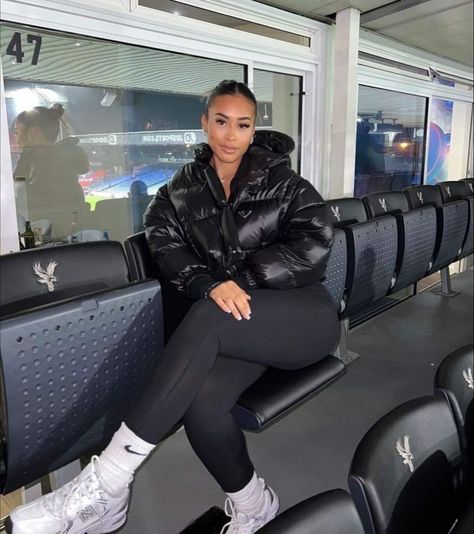 Baddie Football Game Fits, Stadium Outfit Women Winter, Football Wives Outfits, Wag Lifestyle Football, Soccer Wag Outfits, Outfits For Soccer Games, Nba Wag Aesthetic, Football Wag Lifestyle Aesthetic, Nfl Girlfriend Aesthetic