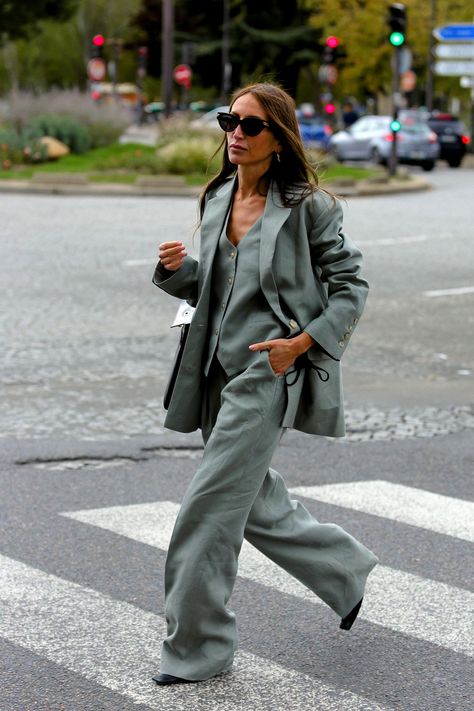 Street Style Paris Spring 2021 - Paris Fashion Week Street Style Paris Street Style Spring, Paris Trip, Outfit Vintage, Moda Paris, Paris Fashion Week Street Style, Looks Street Style, Street Style Paris, Paris Street Style, Spring Street Style