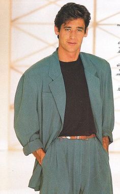 Men's casual wear -loose baggy blazer without a tie. Loose fit pants, 'Miami Vice' influence-Sech Gire Mens Fashion 1980s, 80s Mens Fashion, 80s Fashion Men, Fashion Guys, Look 80s, Mens 80s, Mens Fashion Dressy, Mens Fashion Work, Mens Fashion Sweaters