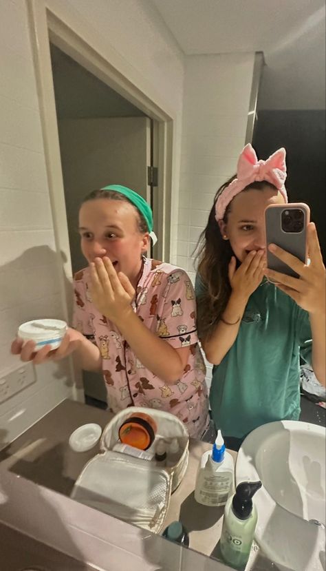 Best Friend Skincare Aesthetic, Skincare Night With Friends, Sleepover Pictures 2 People, Morning After Sleepover Aesthetic, Bsf Sleepover Aesthetic, Sleepover Images, Aesthetic Sleepover Setup, Sleepover Aesthetic Two People, Sleepover Aesthetic 2 People