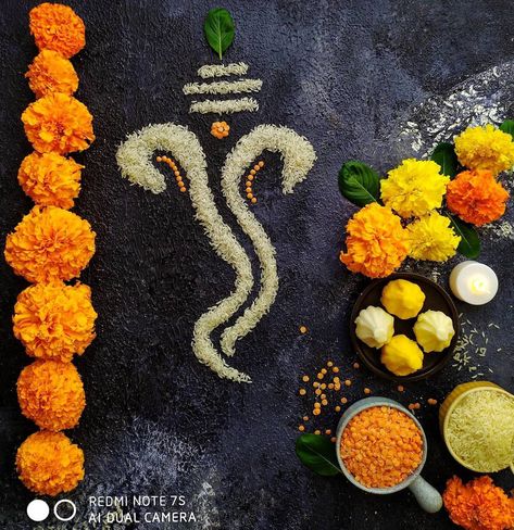 Flower Ganpati Rangoli, Ghar Pravesh Decoration, Ganpati Flower Rangoli, Navarathiri Decorations, Floral Rangoli Designs Flower, Simple Flower Rangoli, Ganesh Chaturthi Decoration, Easy Rangoli Designs Videos, Diy Phone Case Design