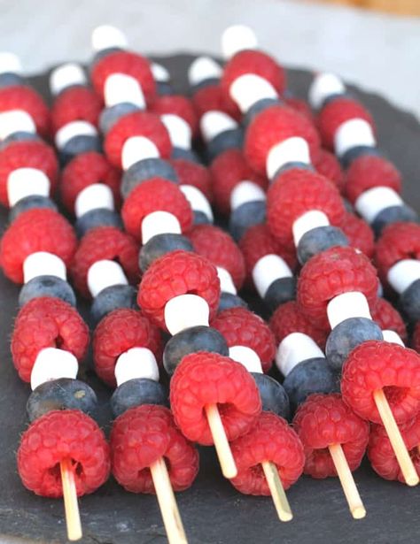 To all my American friends and followers, Happy 4th of July! I hope you enjoy the celebrations and all that amazing food and drink you guys are so well known for. Whilst it will be business as usual in the UK on the 4th of July, we will be getting in the spirit of things with these Fruit Kabobs. All we need to do now is decide which way we want to have the chocolate orange sauce! #4thofjulyparty #4thofjulyfood #fruitkabobs #fruitkebabideas #fruitskewers 4th July Food, Patriotic Food, Patriotic Desserts, Fruit Skewers, Fruit Kabobs, 4th Of July Desserts, Orange Sauce, Fourth Of July Food, Blue Food