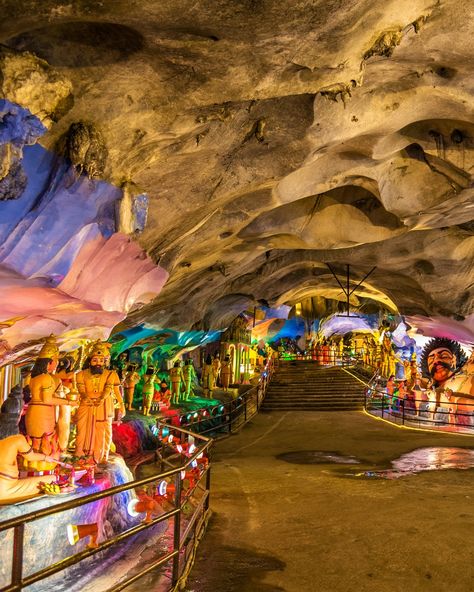 Ascend to spiritual heights at Batu Caves, where vibrant steps lead to majestic cave temples guarded by a towering golden statue. 🌈🛕 📌 Batu Caves, Kuala Lumpur - - - #kualalumpur #explorekualalumpur #kualalumpurmalaysia #kualalumpurtrip #kualalumpurtravel #visitkualalumpur #discoverkualalumpur #batucaves #kualalumpurcity #batucavesmalaysia #exploremalaysia #southeastasia #malaysia Golden Statue, Kuala Lumpur Travel, Indian Legends, Kuala Lumpur City, Batu Caves, Cheap Holiday, Cave In, Travel Asia, Holiday Deals