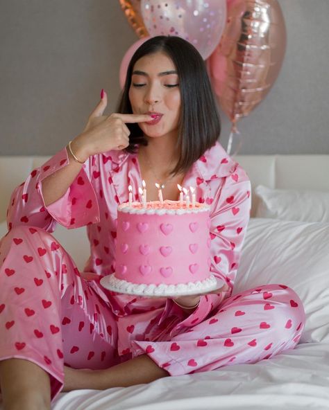 29th Birthday Cakes, Mean Girls Party, Pajama Birthday Parties, Bridal Shower Photography, 25th Birthday Cakes, Birthday Morning, Pajamas Aesthetic, Birthday Shots, Birthday Party Photography