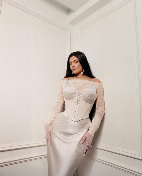 Kylie Jenner Off White, Kylie Jenner White Outfit, Kylie Jenner 2023, Met Gala After Party, Kylie Jenner Photoshoot, Wedding Gown Simple Elegant, Wedding Gown Simple, Kylie Baby, Estilo Kylie Jenner