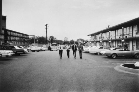 William Eggleston, Untitled, 1960 American Photography, William Eggleston, French Photographers, Famous Photographers, National Portrait Gallery, Street Photographers, White Picture, Colour Photograph, Black And White Pictures