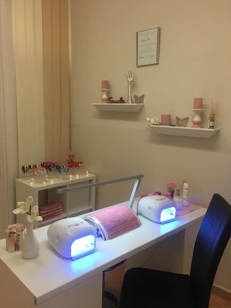 Nail Room Ideas Home, Home Nail Salon Ideas, Nail Room Ideas, Tech Room, Nail Salon Interior Design, Nail Salon Interior, Beauty Room Salon, Home Beauty Salon, Nail Desk