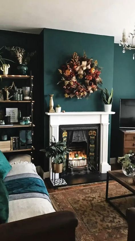 Beginners Tips for a Beautiful Green Living Room for Free Emerald Green Rooms, Emerald Green Living Room, Olive Living Rooms, Green Walls Living Room, Dark Green Living Room, Green Living Room, Minimalist Living Room Design, Gold Living Room, Accent Walls In Living Room