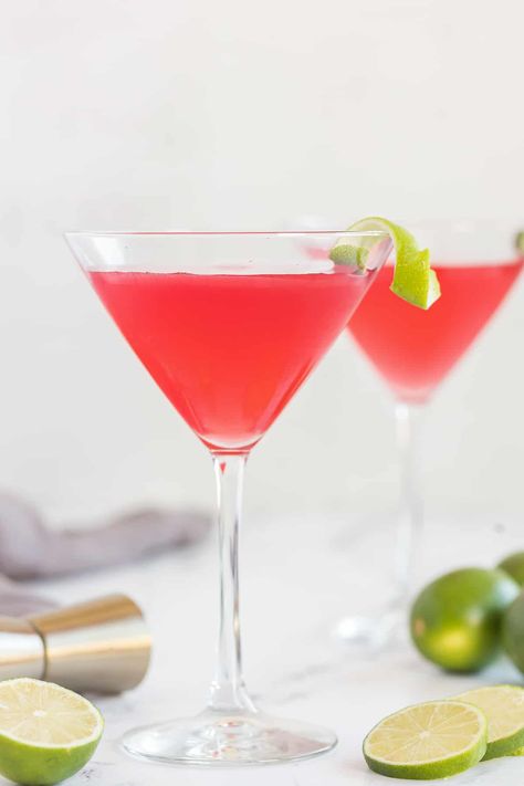 This classic Cosmopolitan recipe creates a fresh, bright and slightly tart cocktail with the perfect amount of sweetness. The right type of vodka, high quality orange liqueur, plenty of fresh lime juice and a splash of cranberry juice creates the best Cosmo! Classic Cosmopolitan Recipe, Cosmopolitan Drink Recipe, Beer Sangria, Treats For Adults, Autumn Cocktails, Cosmopolitan Cocktail Recipes, Cosmopolitan Drink, Cosmopolitan Recipe, Cosmo Recipe