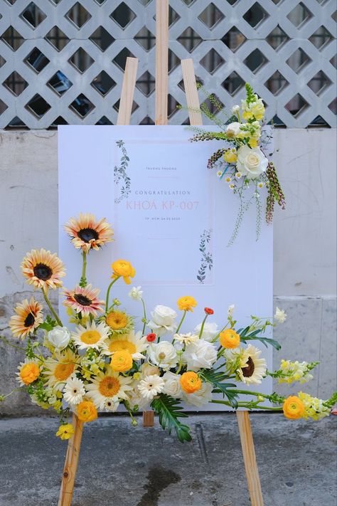 Planter Box Welcome Sign Wedding, Bouquet Stand, Floral Signs, Flower Bouquet Diy, Creative Flower Arrangements, Flower Installation, Flower Arrangements Simple, Flowers Bouquet Gift, Wedding Stage Decorations