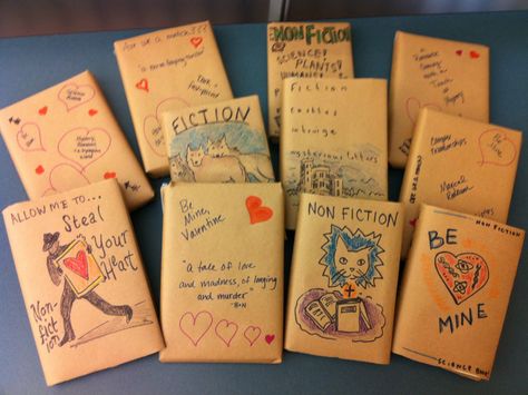 Penn State's Patte Library has these amazing decorated books up for offer for their "Blind Date with a Book" display. Fantastic! Teen Book, Book Swap, School Library Displays, Book Event, Library Themes, Library Book Displays, Blind Date With A Book, Date With A Book, Library Bulletin Boards