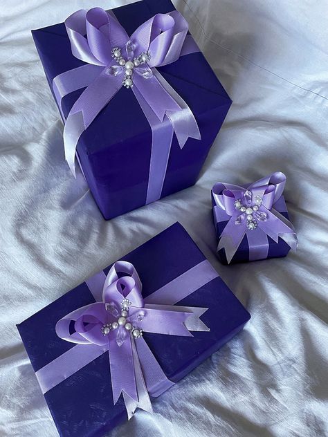 #lilac #lilacaesthetic #gift Lilac Gifts, Isabelle Lightwood, Purple Gift, Purple Girls, Hairdos For Short Hair, Jewelry Accessories Ideas, Accessories Ideas, Black Aesthetic Wallpaper, Lavender Purple