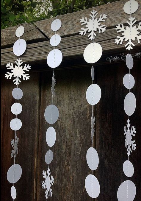 Schnee Party, Frozen Party Decorations, Winter Wonderland Decorations, Winter Wonderland Theme, Paper Christmas Decorations, Winter Wonderland Party, Office Christmas Decorations, Frozen Birthday Party, Paper Snowflakes