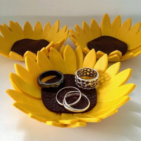 Diy Sunflower Gift Ideas, Sunflower Trinket Dish, Clay Art To Sell, Clay Sunflowers Diy, Sunflower Clay Art, Polymer Clay Dishes, Polymer Clay Ring Dish, Polymer Clay Decorations, Polymer Clay Crafts To Sell