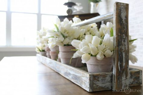 DIY Table Runner Tray - A Quick An Easy DIY Table Runner Tray Metal Tray Decor Ideas, Metal Tray Decor, Dining Table Long, Farmhouse Tray Decor, Tray Decor Ideas, Tray Centerpiece, Camper Reno, Wooden Centerpieces, Interior Simple