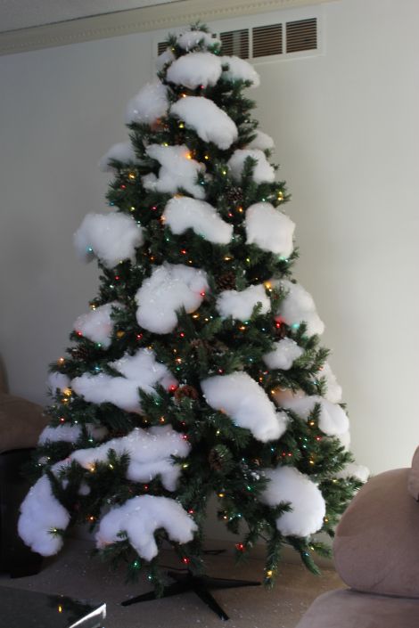 Snow Effect Christmas Tree Ideas, White Fluffy Tree Garland, Adding Snow To Christmas Tree, How To Make Fake Snow For Christmas Tree, Diy Fake Snow On Christmas Tree, Fake Snow For Christmas Tree, Let It Snow Christmas Tree Theme, Fake Snow On Christmas Tree, Snow Themed Christmas Tree