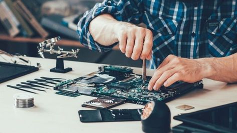 Are you interested in the hardware networking course and want to pursue a career in the hardware industry? If yes, look at this article and read through the various ways in which you can become an expert in the hardware networking industry. Hardware Engineer, Computer Repair Shop, Computer Repair Services, Computer Support, Best Computer, Tech House, Disco Duro, Computer Repair, Computer Hardware