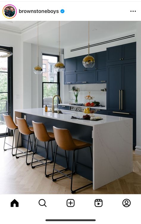 Kitchen Open Concept, Navy Blue Kitchen, Blue Kitchen Cabinets, Popular Kitchens, Kitchen Paint Colors, Blue Kitchen, Kitchen Cabinet Colors, Interior Modern, Blue Kitchens