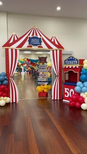 Outdoor Circus Decorations, Circus Themed Door Decorations, Circus Party Balloons, Indoor Carnival Decorations, Circus Theme Backdrop, Circus Parade Float Ideas, Circus Theme Decor, Carnival Theme Party For Kids, Diy Circus Decorations