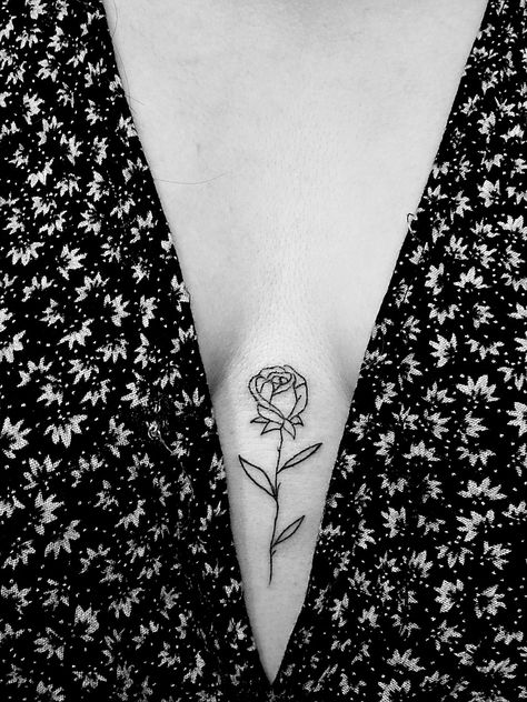 Rose Sternum Tattoo Women, Rose Between Breast Tattoo, Flower Sternum Tattoo Women, Sternum Tattoo Women Flowers, Sternum Rose Tattoo, Rose Sternum Tattoo, Tattoo In Between Chest Woman, Flower Sternum Tattoo, Breast Tattoos For Women