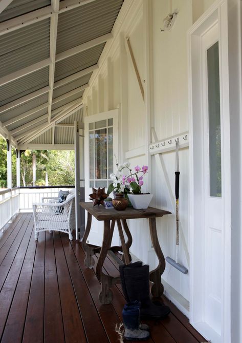 Samford - Country House - Traditional - Porch - Brisbane - by Black & Spiro Interior Design | Houzz Timber Verandah Ideas, Large Verandah Ideas, Verandah Ceiling Ideas, Natural Floorboards, Verandah Styling, White Veranda, Traditional Queenslander, Queensland Homes, Upstairs Balcony