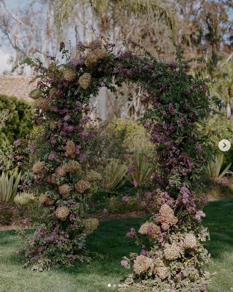 Aisle Decorations Wedding Outdoor, Purple Wedding Ceremony, Rancho Santa Fe California, Moody Purple, Planning Outfits, Arch Designs, Shooting Inspiration, Floral Arch Wedding, Floral Installations