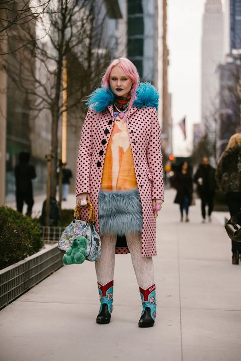 The Best Street Style From New York and Milan Fashion Weeks Tokyo Street Style 2024, 2024 Fashion Week, Fashion Week Street Style 2024, Cold Weather Street Style, Curvy Street Style, Eclectic Fashion Style, Romantic Clothes, Colorful Clothing, Gender Fluid Fashion