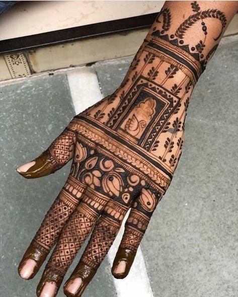 31 Mehndi Designs For Diwali That Are Trending This Season Latest Mehndi Designs Wedding, Mehndi Designs Bridal Hands, Rose Mehndi Designs, Mehndi Design Pictures, Full Mehndi Designs, Latest Bridal Mehndi Designs, Mehndi Designs Front Hand, Wedding Mehndi Designs, Mehndi Design Photos